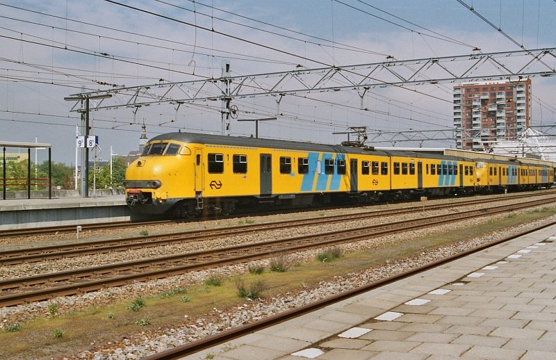 Unit 839 and 814 are leaving Leiden centraal station 28-04-2004.
These units are still used for local trains throughout the Netherlands. More than 200 units have been build by Werkspoor and Talbot/Dwag from 1966 till 1976.
