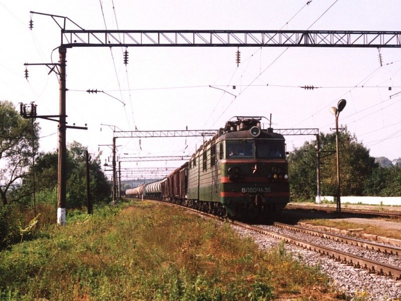 VL80s-1436 (ВЛ80c-1436) with a freight train between Vladimir (Владимир) and Kovrov (Ковров) near by Bogolyubovo on 31-08-2004. Photo and scan: Date Jan de Vries.
