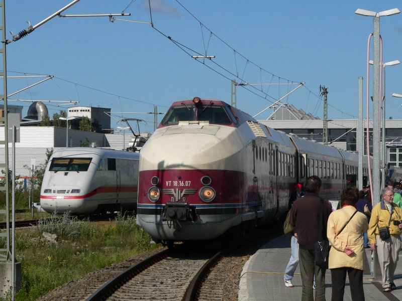 VT18.16.07 and an ICE-1-train in Berlin Rummelsburg, 2008 