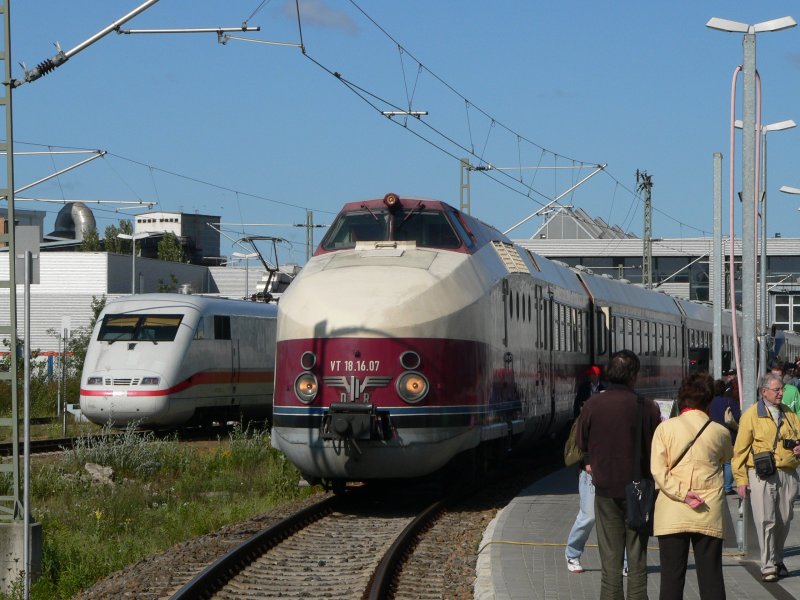 VT18.16.07 and an ICE-1-train in Berlin Rummelsburg, 2008