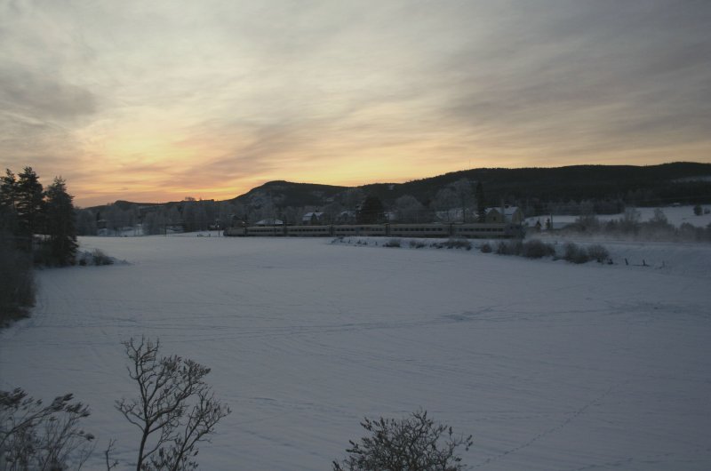 An X2000 drives into the morning sun on 27.12.2008 at