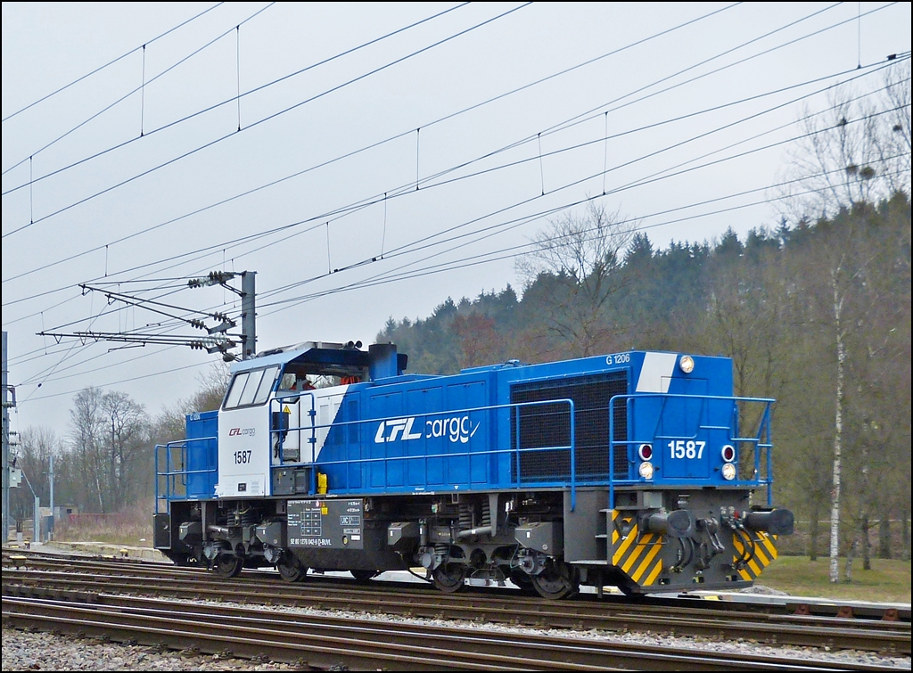 . 1587 is running through the station of Ettelbrck on April 5th, 2013.