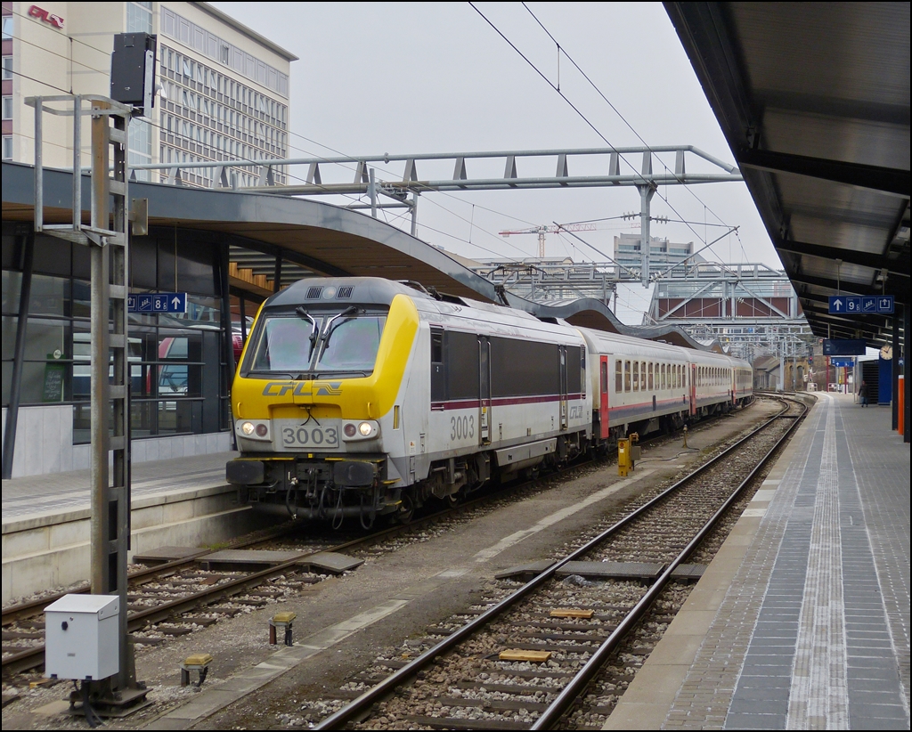 . 3003 with SNCB I 10 wagons taken in Luxembourg City on April 8th, 2013.