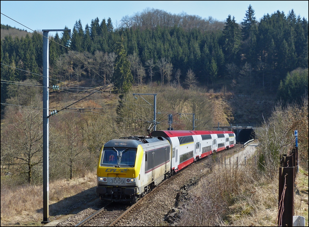 . 3009 with bilevel cars pitctured in Lellingen on April 7th, 2013.