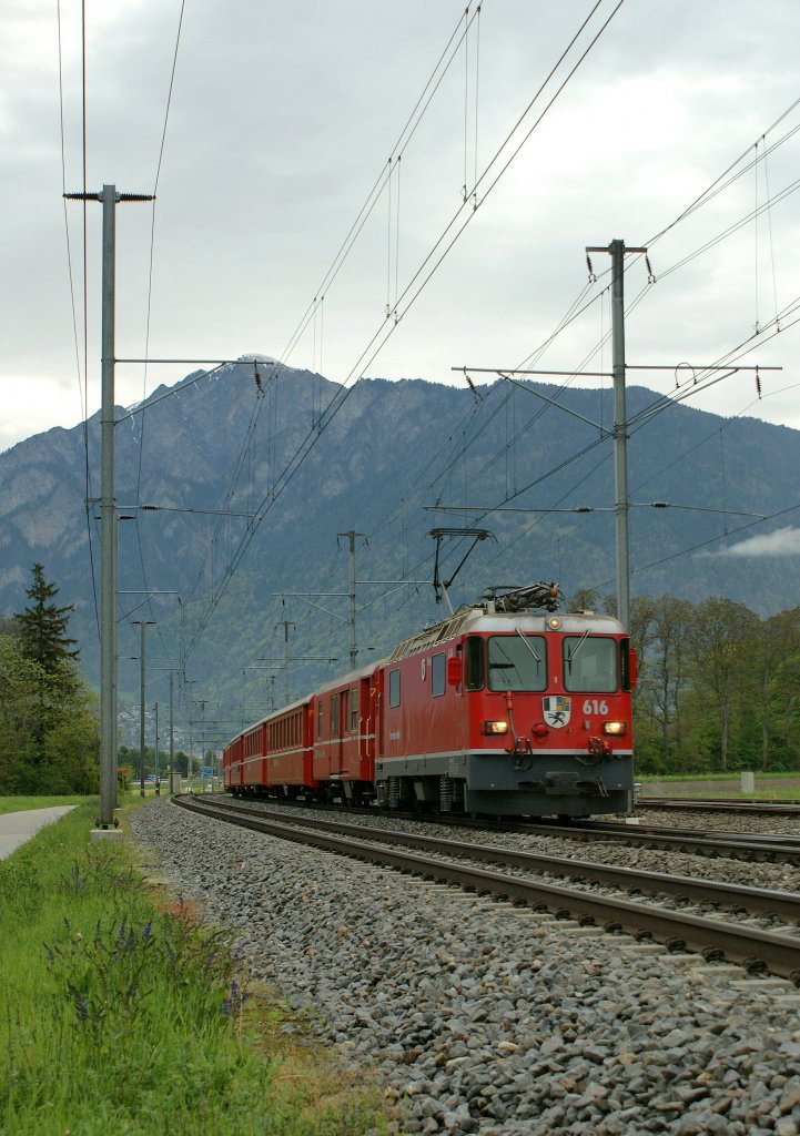 ... and on the same place a RhB train to Disentis just a few time before.
10.05.2010