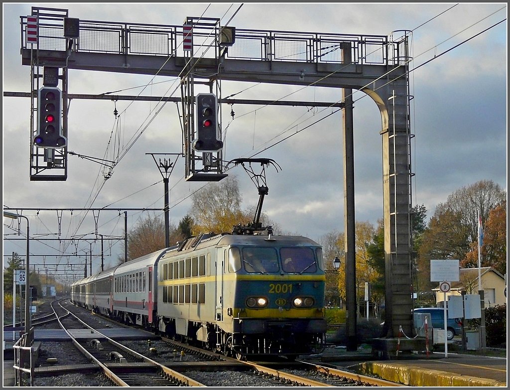 . HLE 2001 is heading the EC (IC) 97  Iris  Bruxelles Midi - Zrich in Kleinbettingen on November 15th, 2009.