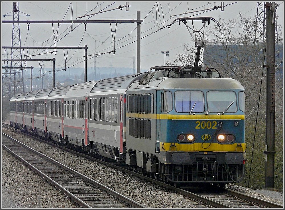 . HLE 2002 is hauling the EC (IC) 97  Iris  Bruxelles Midi - Zrich through the station of Hollerich on March 1st, 2009.