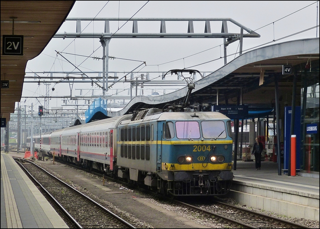 . HLE 2004 is hauling the EC (IC) 91  Vauban  Bruxelles Midi - Chur into the station of Luxembourg City on May 22nd, 2012.