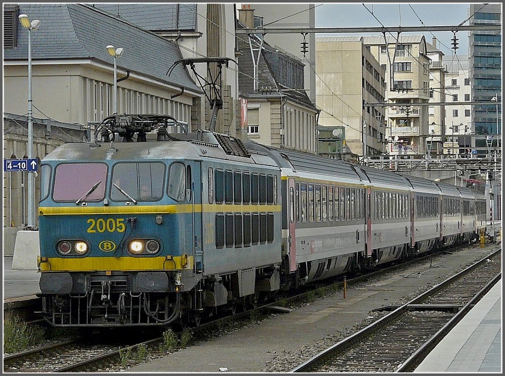 . HLE 2005 with the EC (IC) 97  Iris  Zrich - Bruxelles Midi is leaving the station of Luxembourg City on August 17th, 2008.