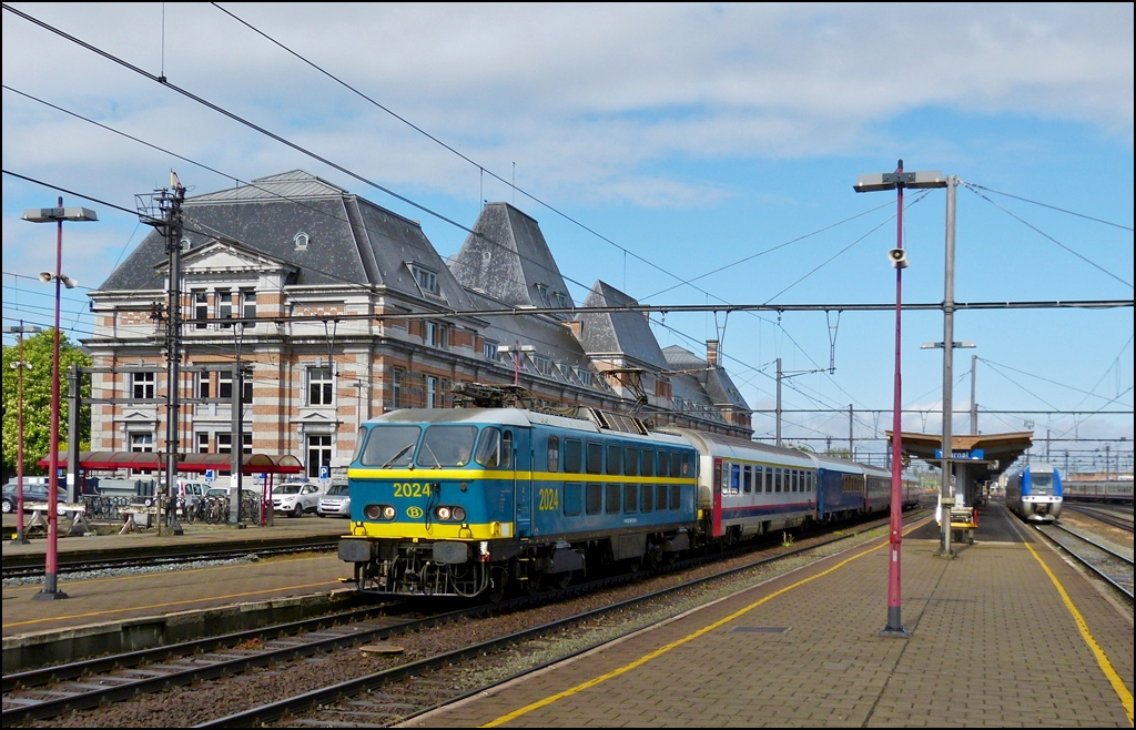 . HLE 2024 with the special train  Adieu Srie 20  pictured in Tournai on May 11th, 2013.