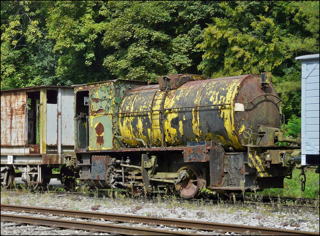 . Locomotive without boiler N° 123 with 2 axles, belonging to ARBED Differdange (formerly Hadir).  
Built in 1928 by  Meuse-Liège  under the number 3332. 
Power 285 hp, Weight: 38t.

Fond de Gras, September 13th, 2009.

The operating principle of the latter is a cylindrical tank mounted on a frame of steam locomotive and filled to about half of water is crossed by a stream of steam, about 10 bar pressure delivered by installation of steam fixed. At the end of this procedure of filling, the water in the tank of the locomotive took the temperature corresponding to the pressure of the steam introduced (ca. 200 ° C). The engine is disconnected from the filling station and can provide a traction advantage of heat energy in water embedded. As the locomotive rolls, water temperature and jointly vapor pressure led to the cylinder decreases. When a pressure of about 2 bar is reached, the locomotive must regain filling station and the cycle begins again.




