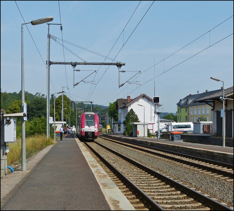 . The IR 3735 Troisvierges - Luxembourg City is arriving in Wilwerwiltz on July 16th, 2013.