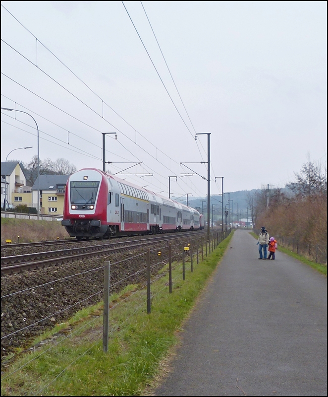 . The RE 3766 Luxembourg City - Troisvierges is running between Lintgen and Mersch on April 8th, 2013.