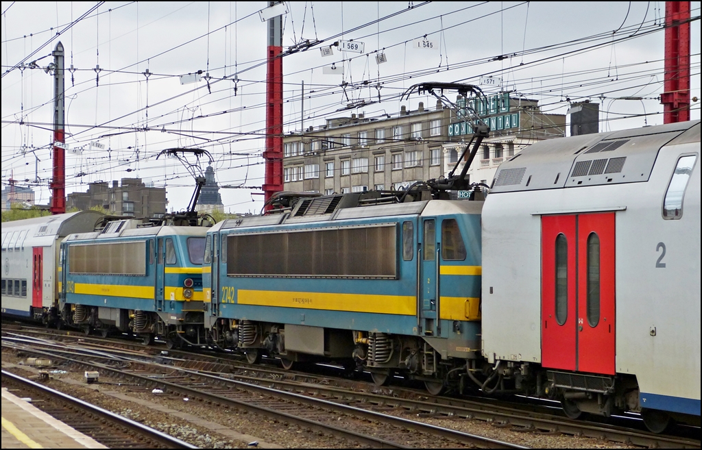 . Two Srie 27 engines in the middle of the IC to Blankenberge and Knokke taken in Bruxelles Midi on May 10th, 2013.