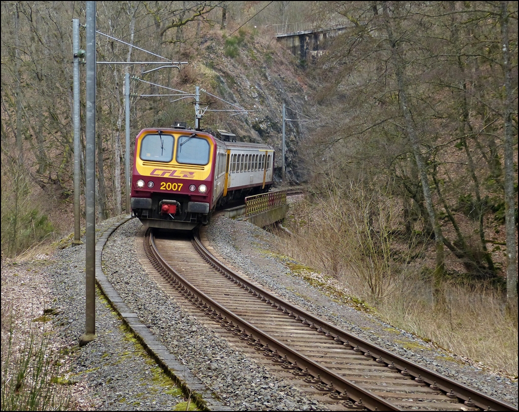 . Z 2007 as RE 3362 Kautenbach - Wiltz is running over the Wiltz bridge near the stop Paradiso on March 8th, 2013.