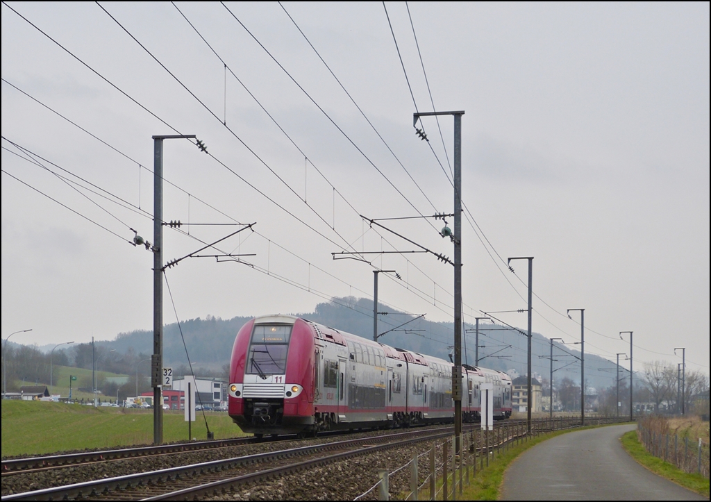 . Z 2211 is running between Lintgen and Mersch on April 8th, 2013.