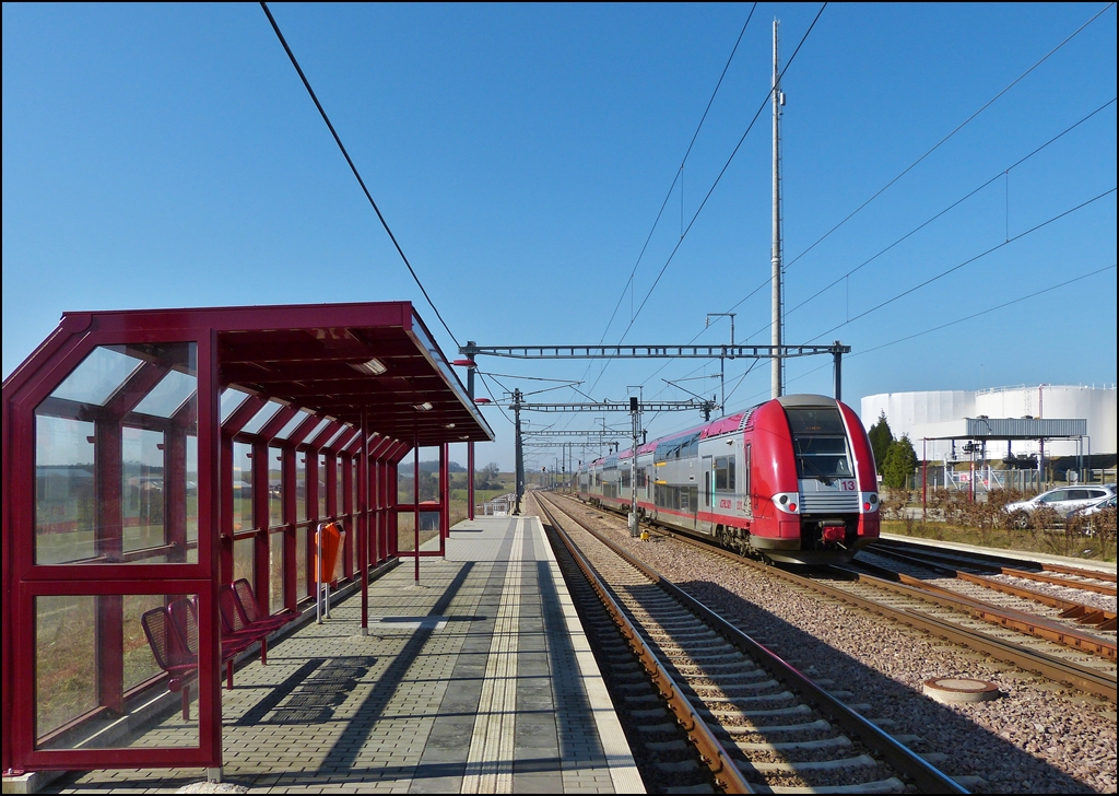 . Z 2213 is leaving the station of Dippach-Reckange on March 4th, 2013.