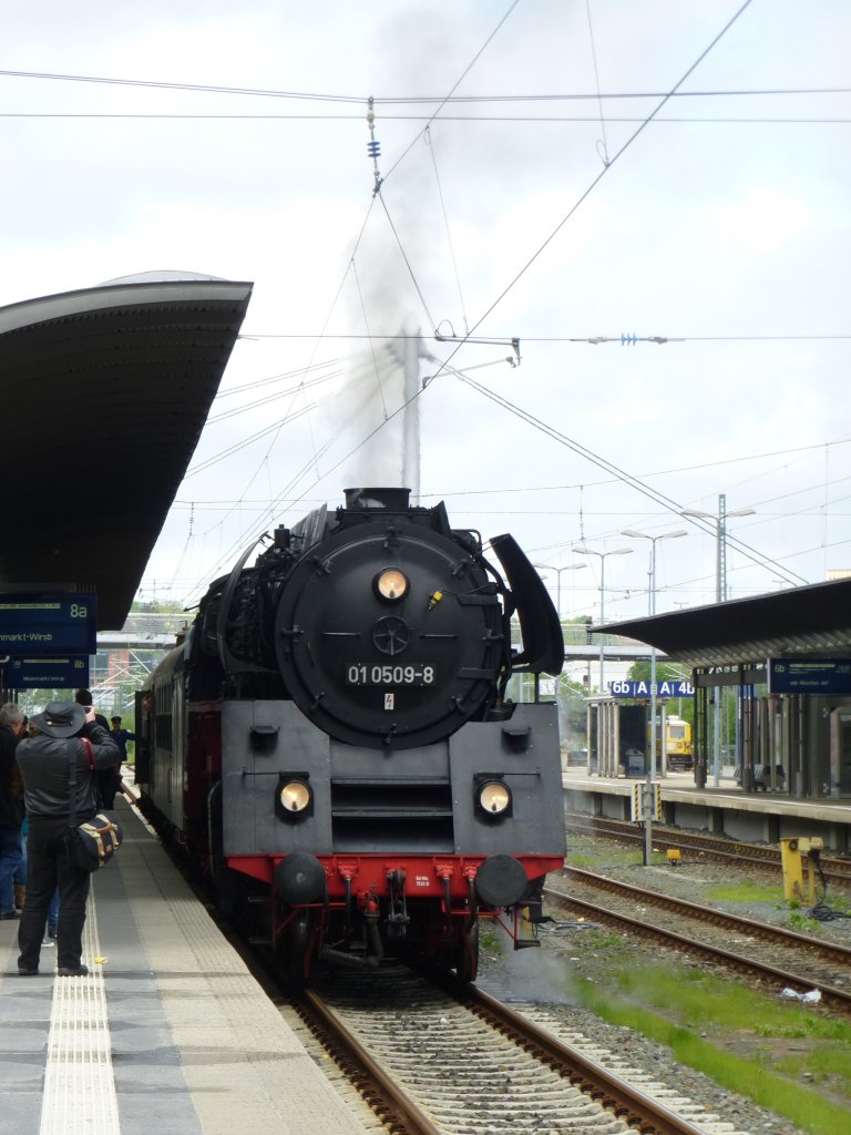 01 0509-8 is standing in Hof main station on May 18th 2013.