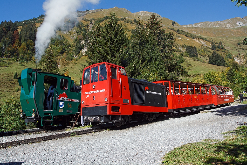 01.10.2011 Planalb: Rear is in moving uphill the BRB No.14 (Town Brienz), a fuel oil-fired locomotive, built in 1996 (third generation). In front is downhill moving the diesel BRB No. 9, built in 1975.