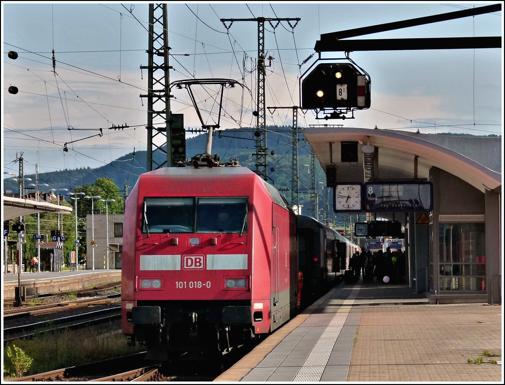 101 018-0 is going to take over the IC to Norddeich Mole at the main station of Koblenz on June 23rd, 2011.