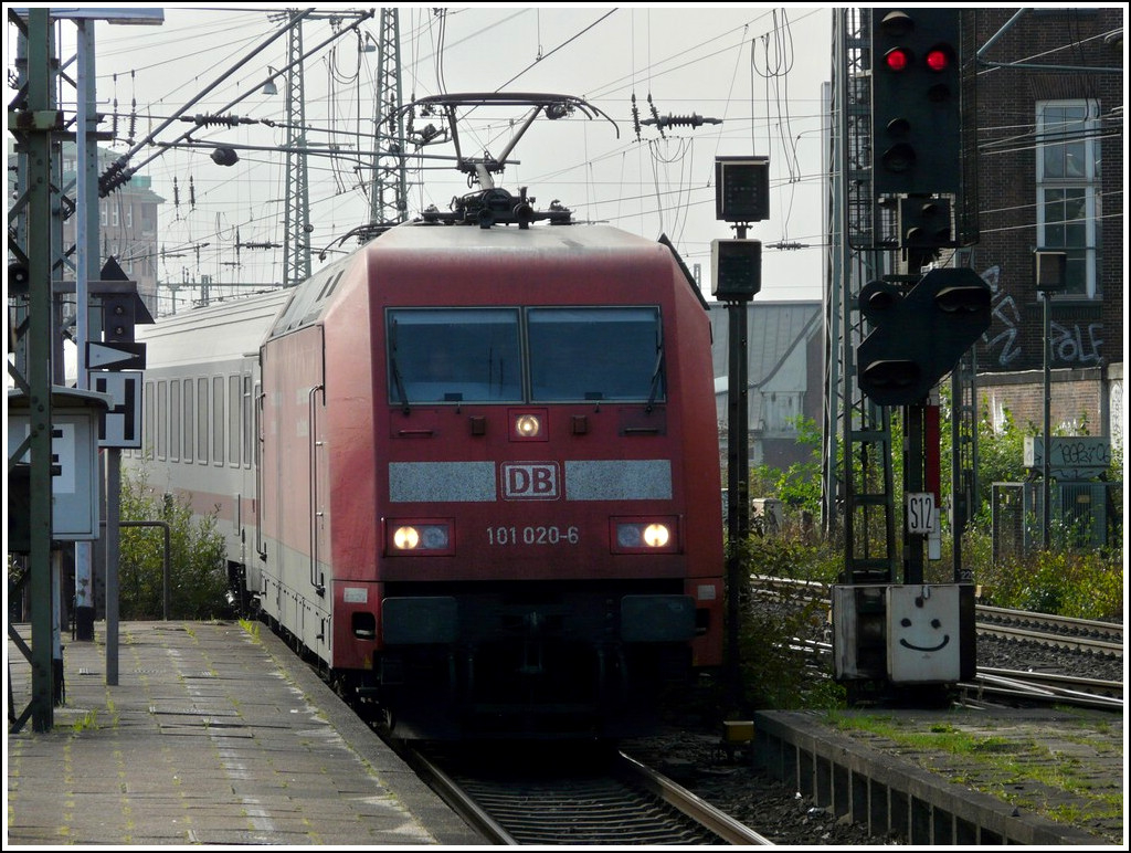 101 020-6 is entering into the main station of Hamburg on September 27th, 2011.