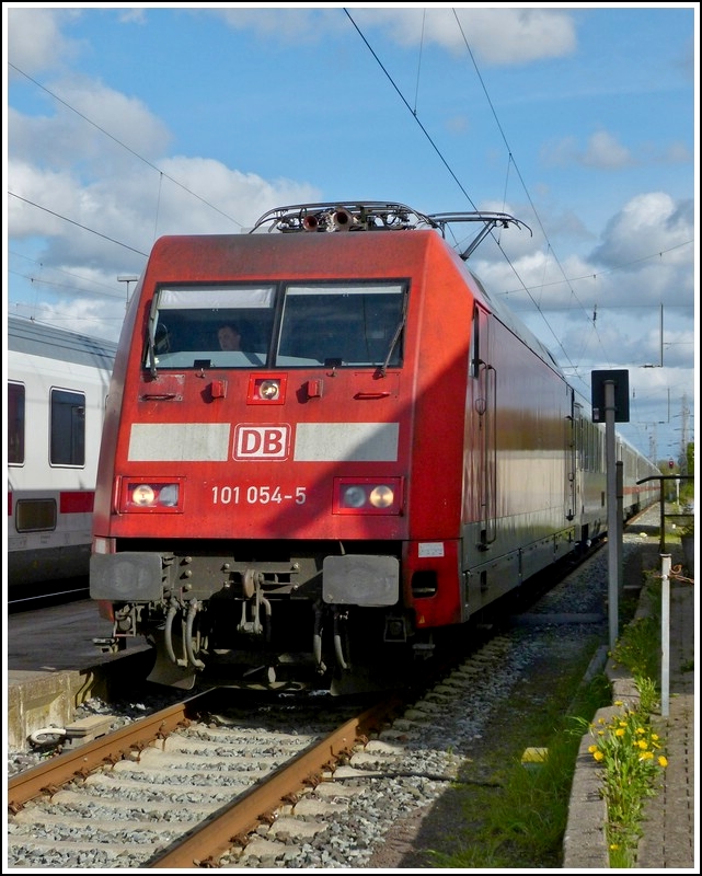 101 054-5 with IC wagons is arriving in Norddeich on May 5th, 2012.