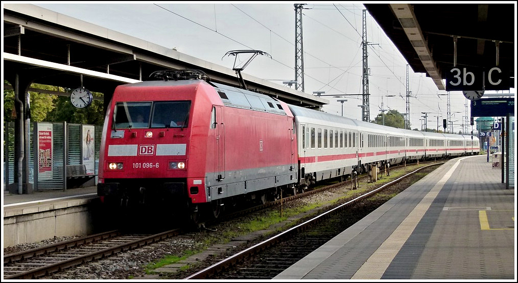 101 096-6 with IC cars is arriving in Stralsund on September 20th, 2011.