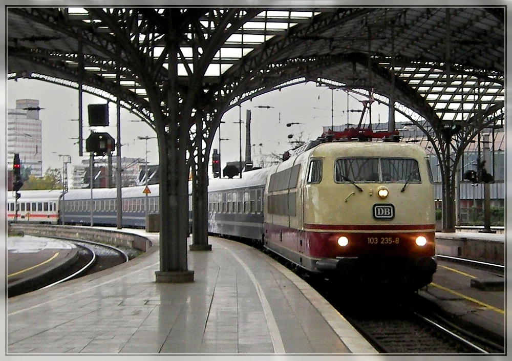 103 235-8 is entering into the main station of Cologne on November 6th, 2007.