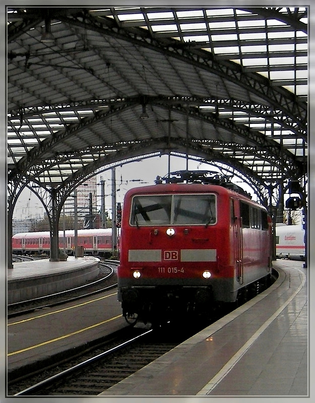 111 015-4 is entering into the main station of Cologne on November 6th, 2007.