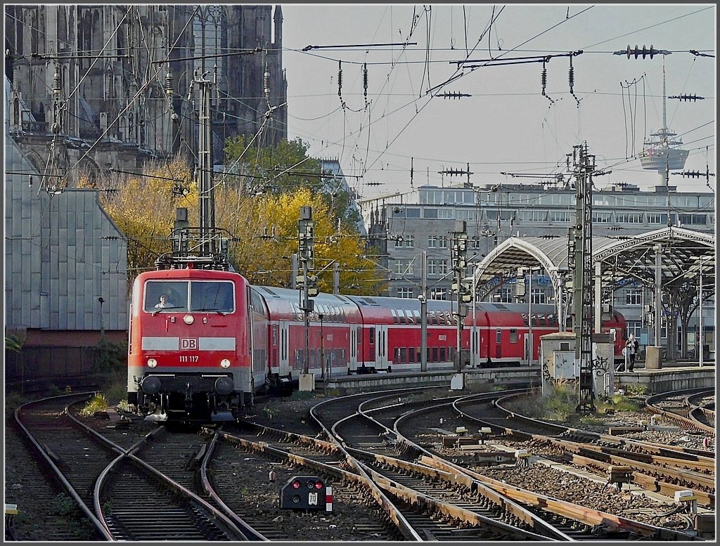 111 117 with bilevel cars is leaving the main station of Cologne on November 8th, 2008.