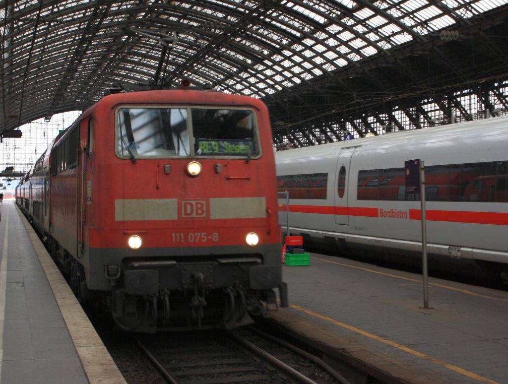 111075-8 moves on 26/03/2011 with the RE 9 (Rhein-Sieg-Express) in the Cologne Main Station. The RE 9 moves the line Aachen-Cologne-Siegen, it is driven double traction (Schublok is 111079-0).