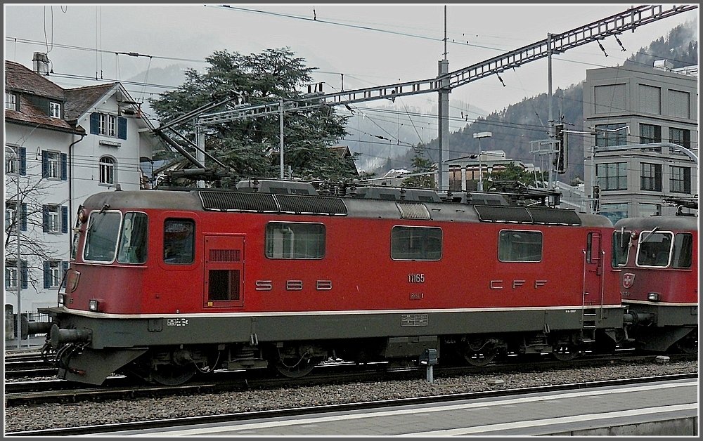 11165 together with a sister engine is hauling a goods train through the station of Chur on December 23rd, 2009.