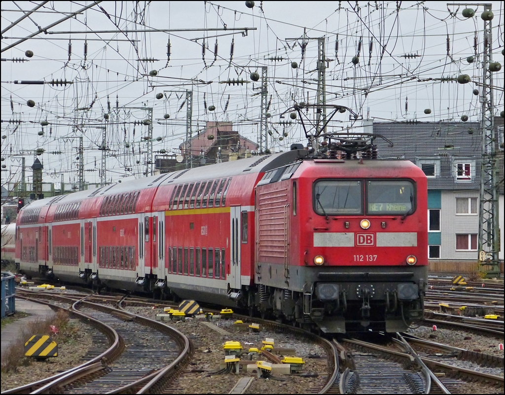 112 137 is hauling the RE 7 to Rheine into the main station of Cologne on December 22nd, 2012.