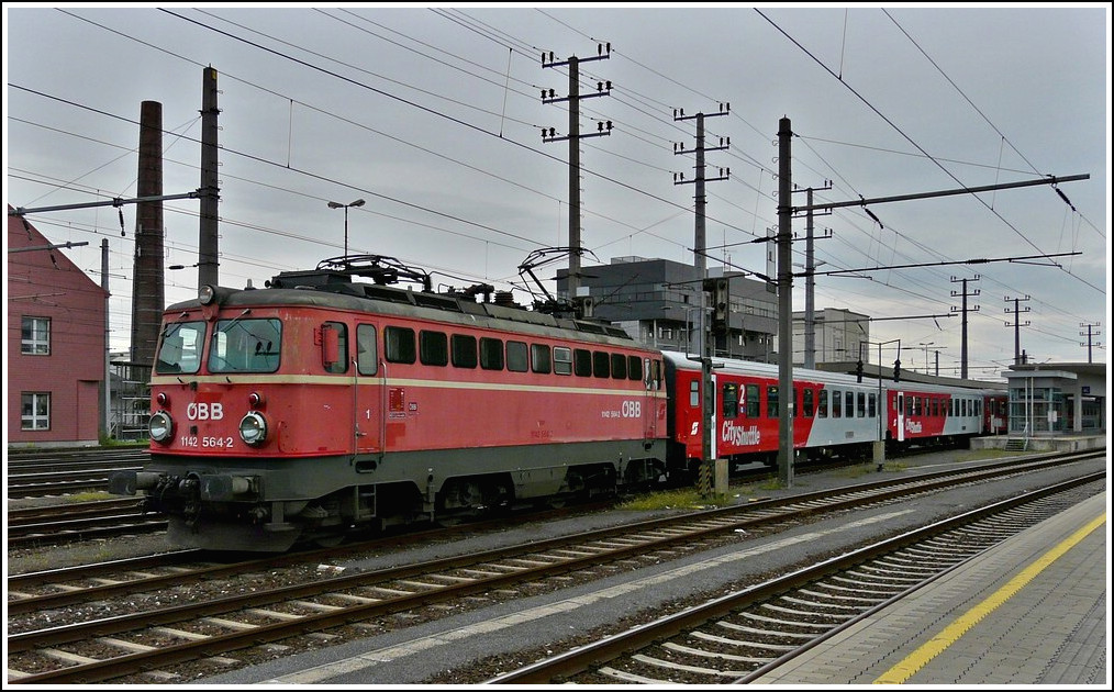 1142 564-2 with a local train is leaving the station of Linz on September 14th, 2010.