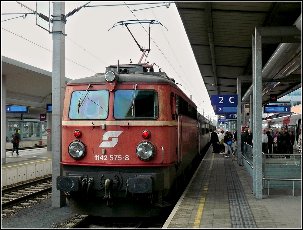 1142 575-8 taken at the station of Linz on September 14th, 2010.