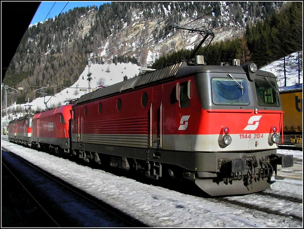 1144 213-4 and several other BB engines taken at the station Brenner/Brennero on February 4th, 2006.