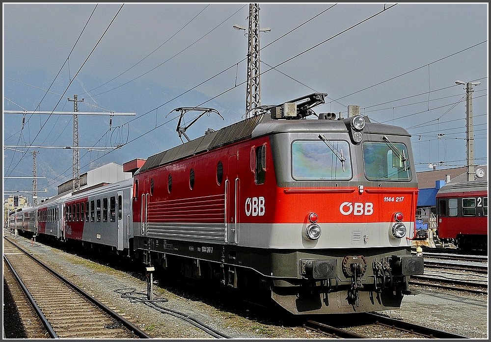 1144 217 is leaving the station of Innsbruck on March 8th, 2008.