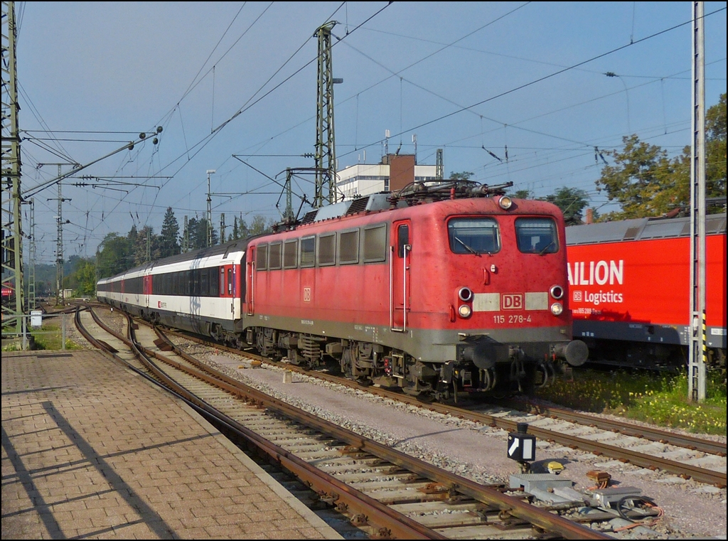 115 278-4 is heading the IC Stuttgart - Zrich in Singen (Hohentwiel) on September 18th, 2012.