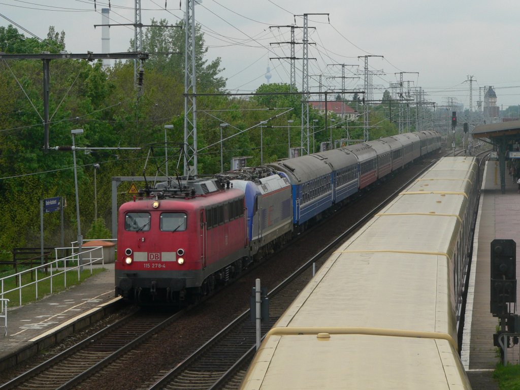 115 278-4 with a Polish class 44 and Russian wagons in Berlin Karlshorst, 2010-05-07
