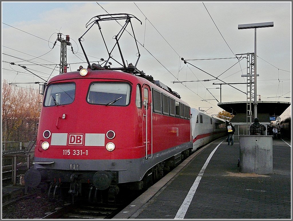 115 331-1 is running through the station Kln Messe/Deutz while hauling off the ICE 2  Brandenburg von der Havel  on November 8th, 2008.