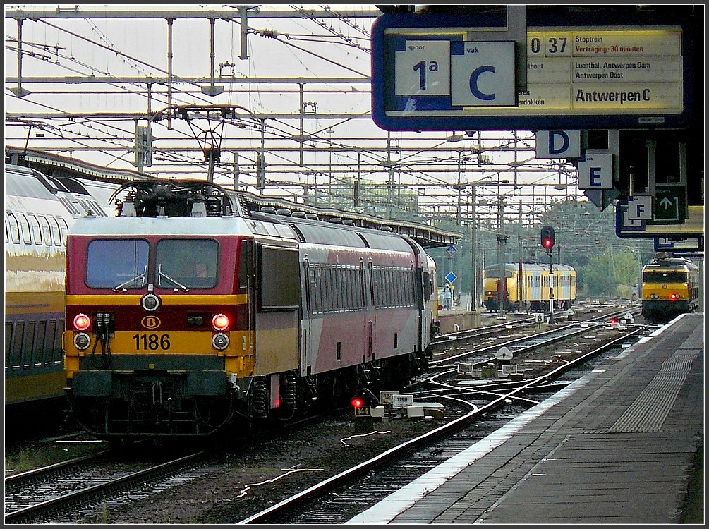 1186 is pushing the IR Brussels-Amsterdam into the station of Roosendaal on September 5th, 2009.