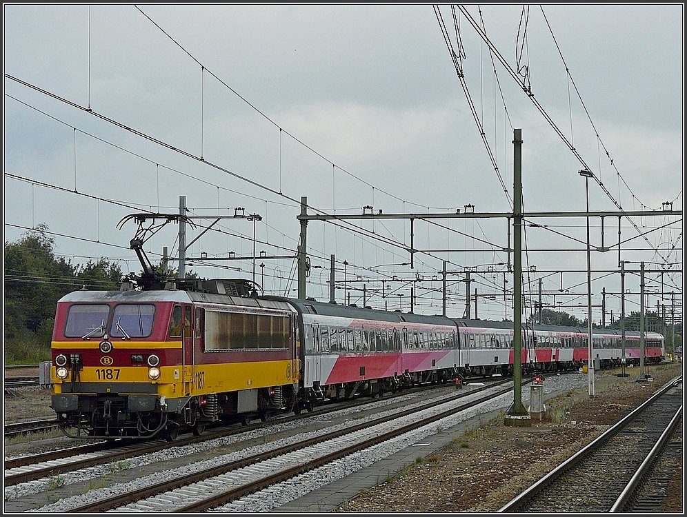 1187 heading the IC Amsterdam-Brussels is arriving at Roosendaal on September 5th, 2009. 