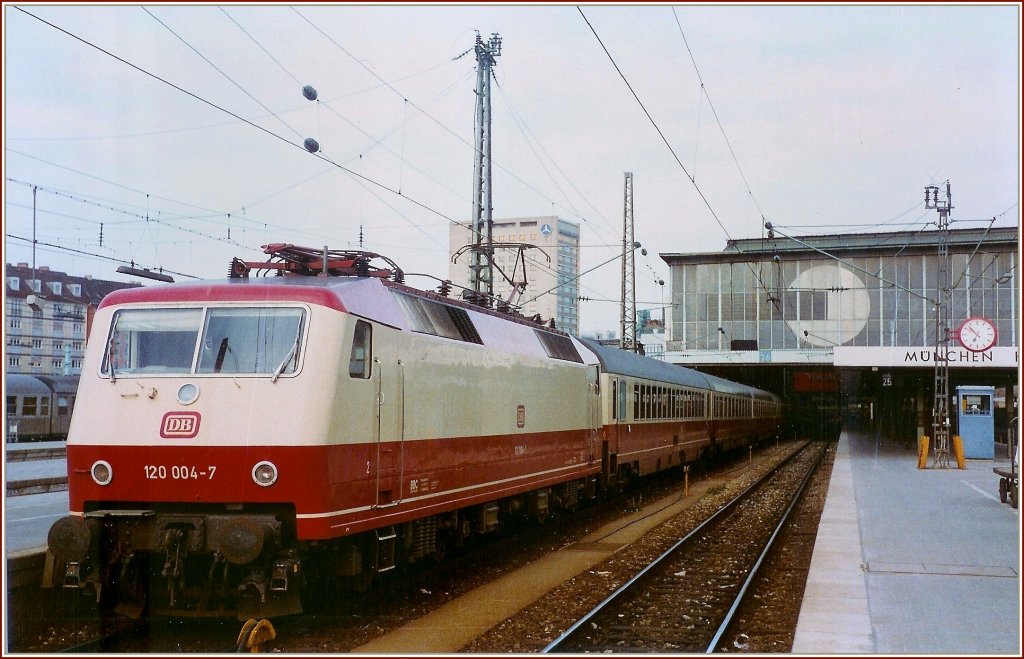 120 004-7 with a IC in Mnchen. 
(18.04.1984/scanned analog picture)