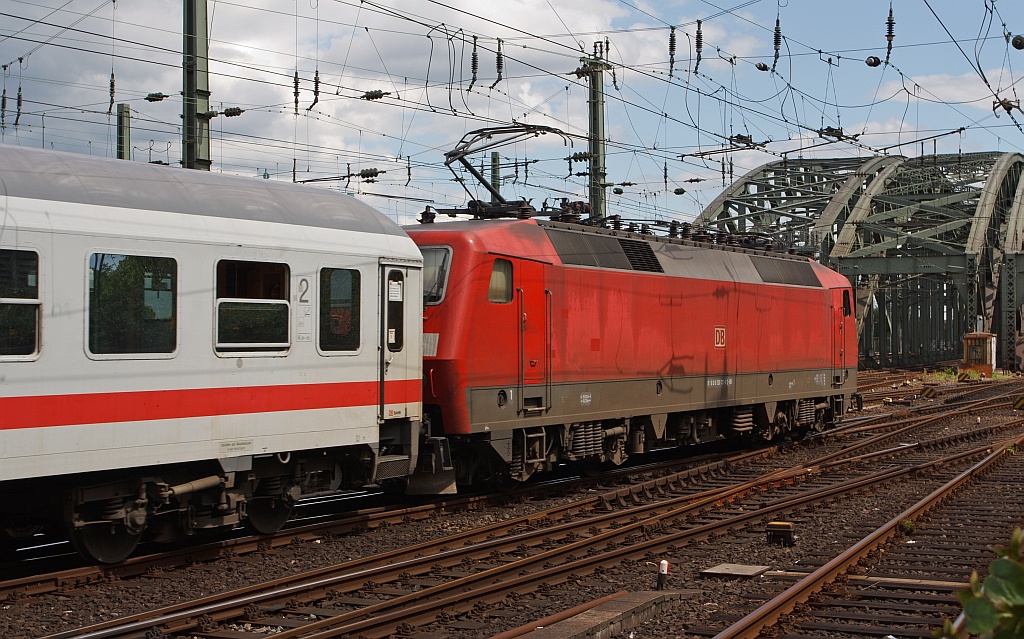 120 131-8 DB with an IC on 07.08.,2011 at the exit from the Cologne central station in the direction of Hohenzollern Bridge.