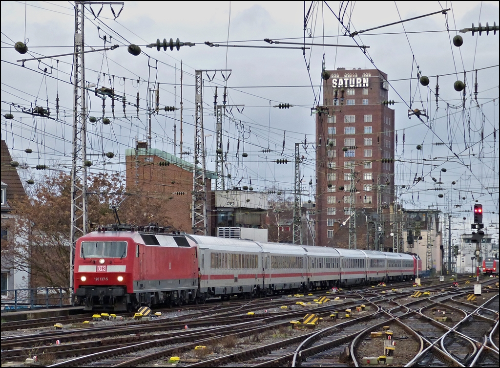 120 137-5 is entering with an IC into the main station of Cologne on December 30th, 2012.