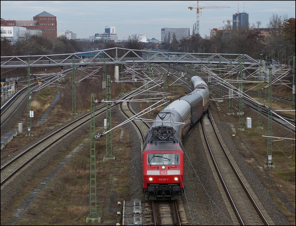 120 138-3 is hauling the TEE Rheingold into the station Berlin Südkreuz on December 29th, 2012.