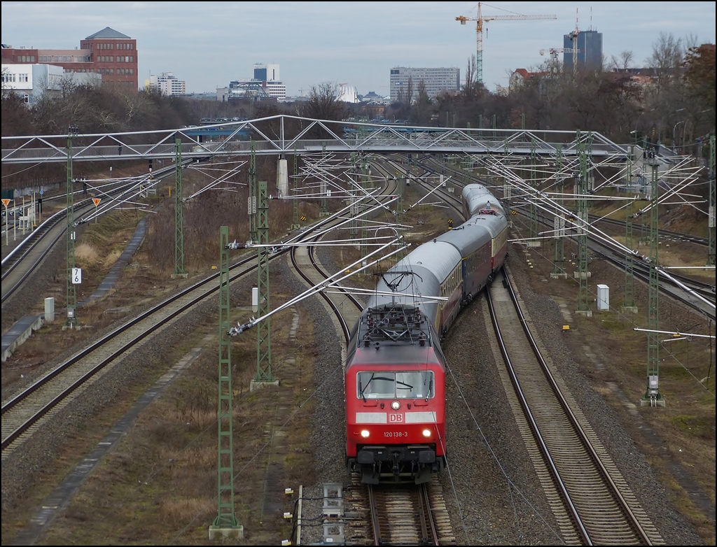 120 138-3 is hauling the TEE Rheingold into the station Berlin Sdkreuz on December 29th, 2012.