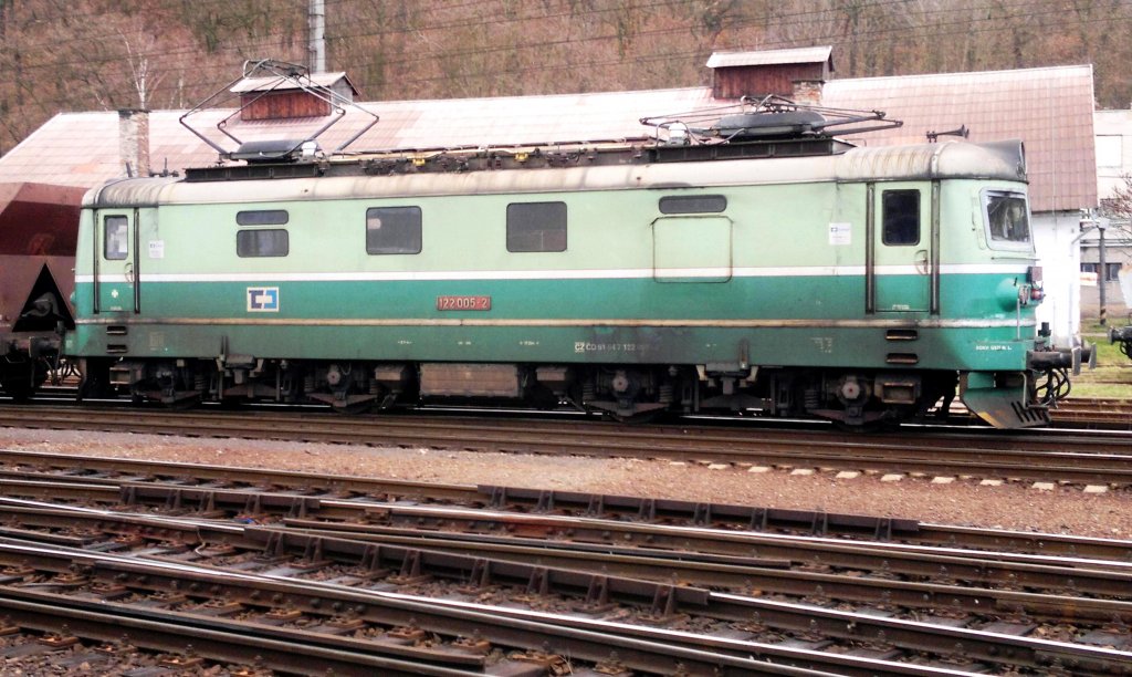 122 005 on the 14th of January, 2012 on the Railway station Kralupy.