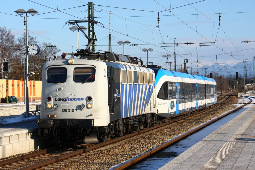139 310 and a EMU of the Graz-Koeflacher-Eisenbahn slowly roll through the station of Rosenheim / Bavaria