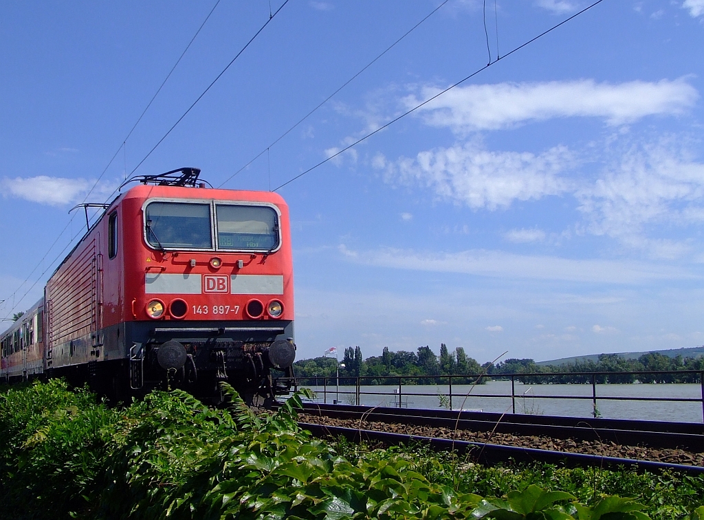 143897-7 with regional train on 26.07.2007 in Rdesheim.
